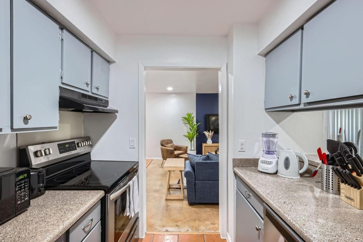 Your Airy King Getaway - Sleeps 4 - Pool, Prkg Apartment Austin
