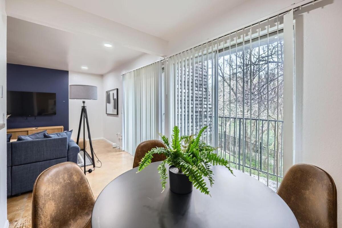 Apartment Your Airy King Getaway - Sleeps 4 - Pool, Prkg Austin