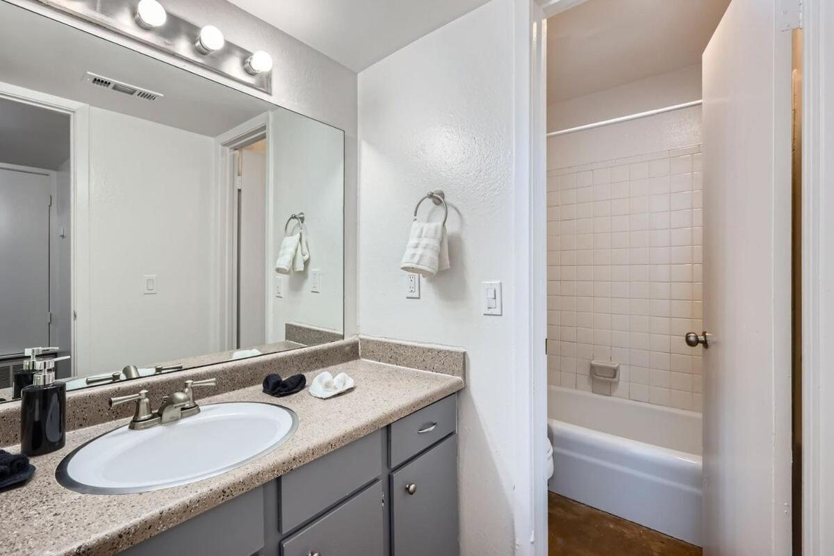 Apartment Your Airy King Getaway - Sleeps 4 - Pool, Prkg