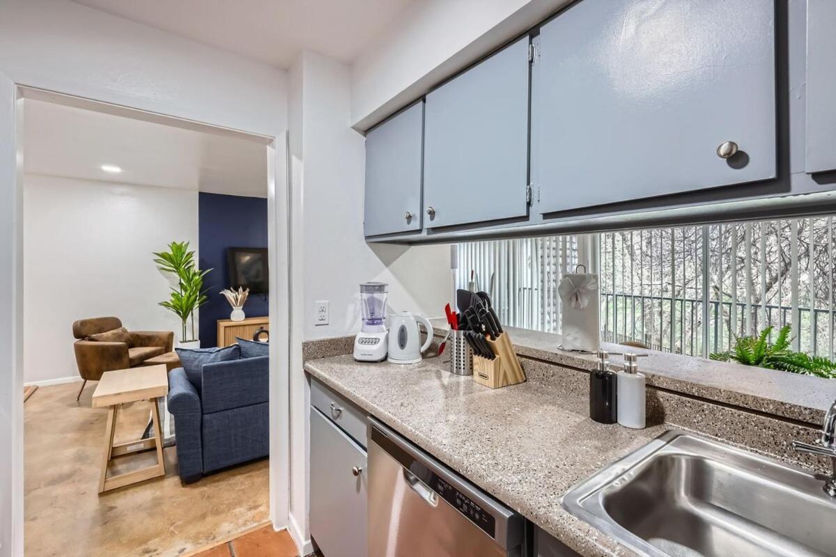 Your Airy King Getaway - Sleeps 4 - Pool, Prkg Apartment *