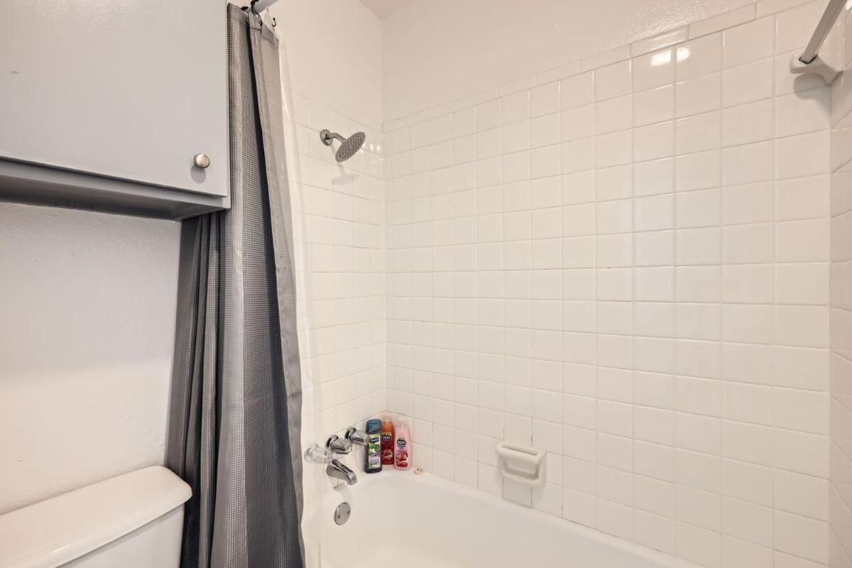 Apartment Your Airy King Getaway - Sleeps 4 - Pool, Prkg *