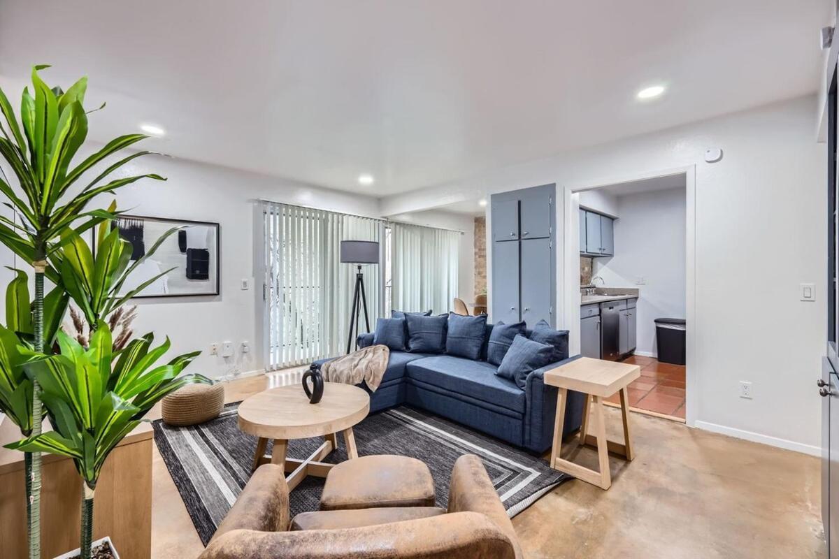 Your Airy King Getaway - Sleeps 4 - Pool, Prkg Apartment
