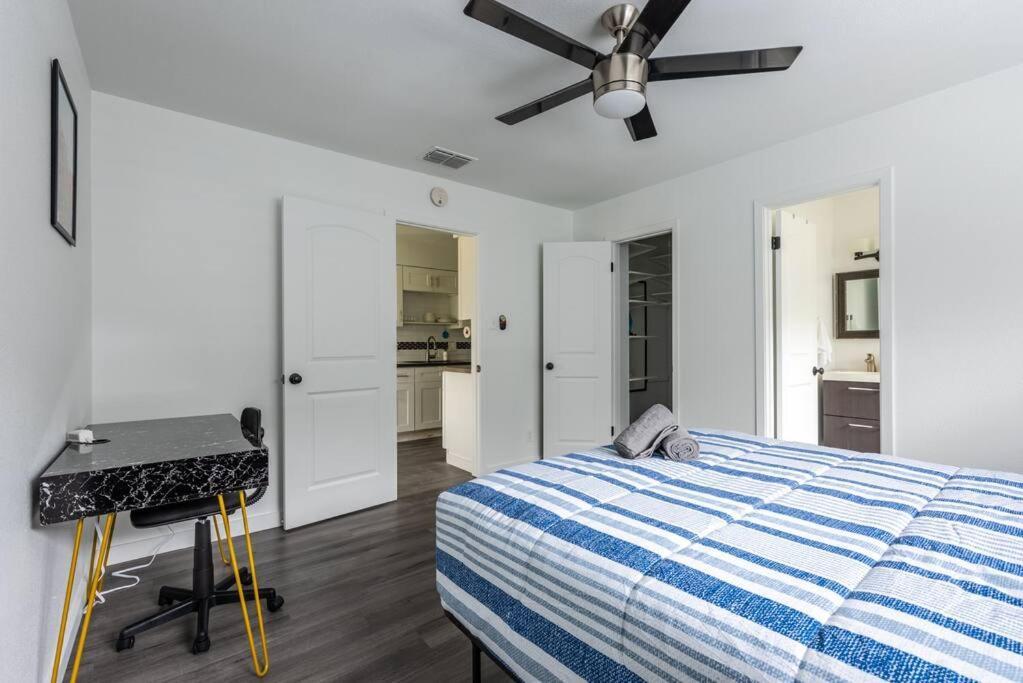 Holiday home Prime Location 3br - Firepit & Private Yard *