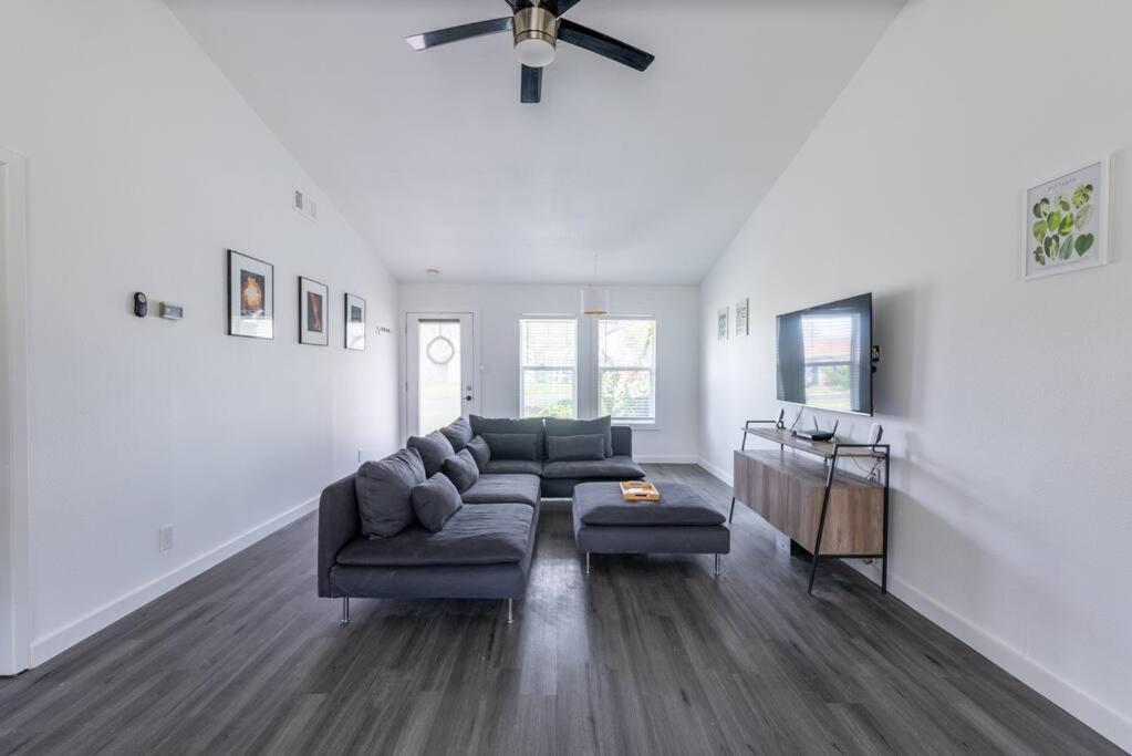 Prime Location 3br - Firepit & Private Yard Holiday home