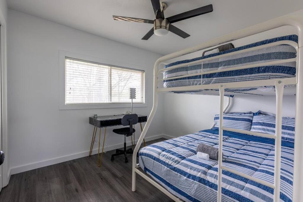 Holiday home Prime Location 3br - Firepit & Private Yard *
