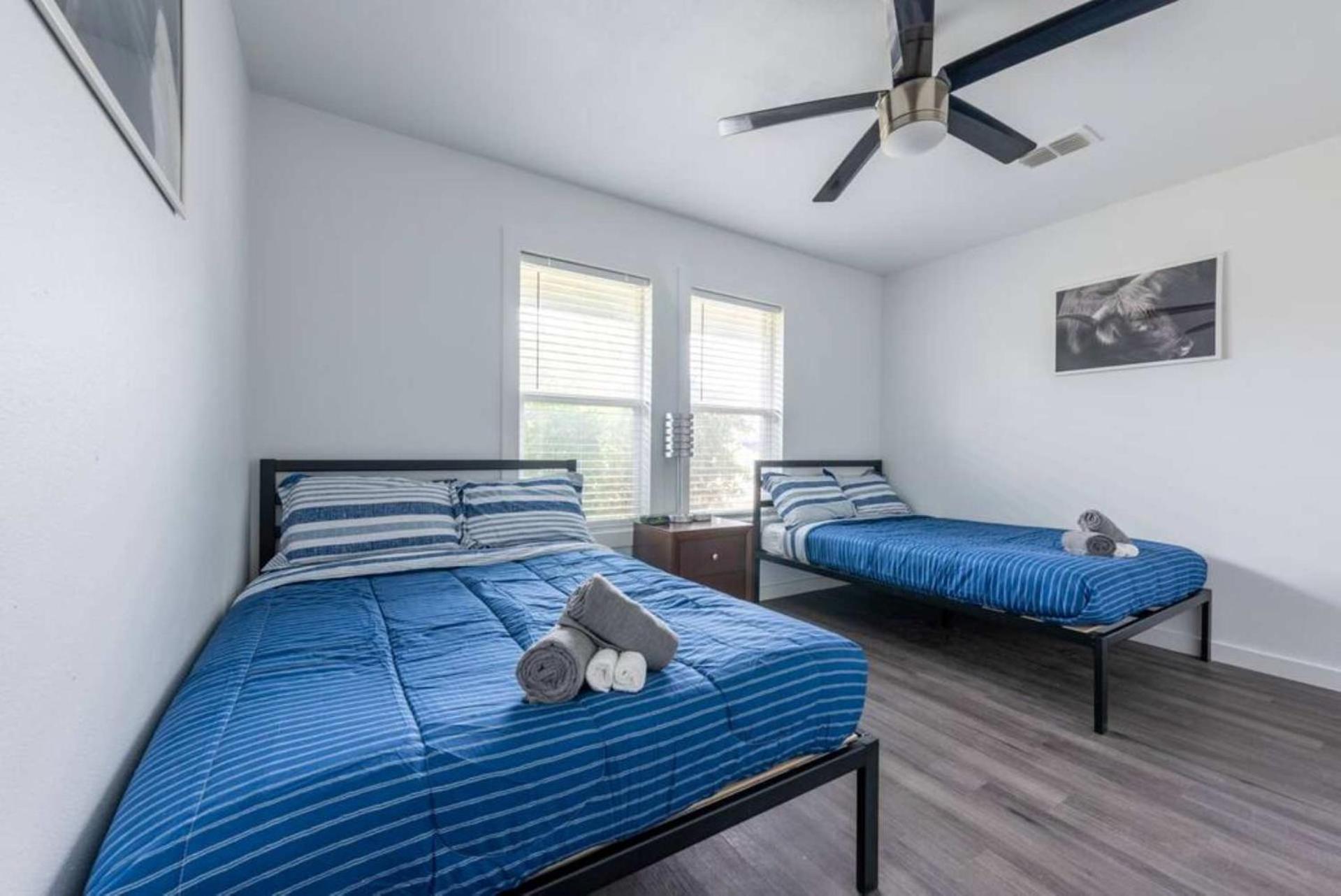 Holiday home Prime Location 3br - Firepit & Private Yard *