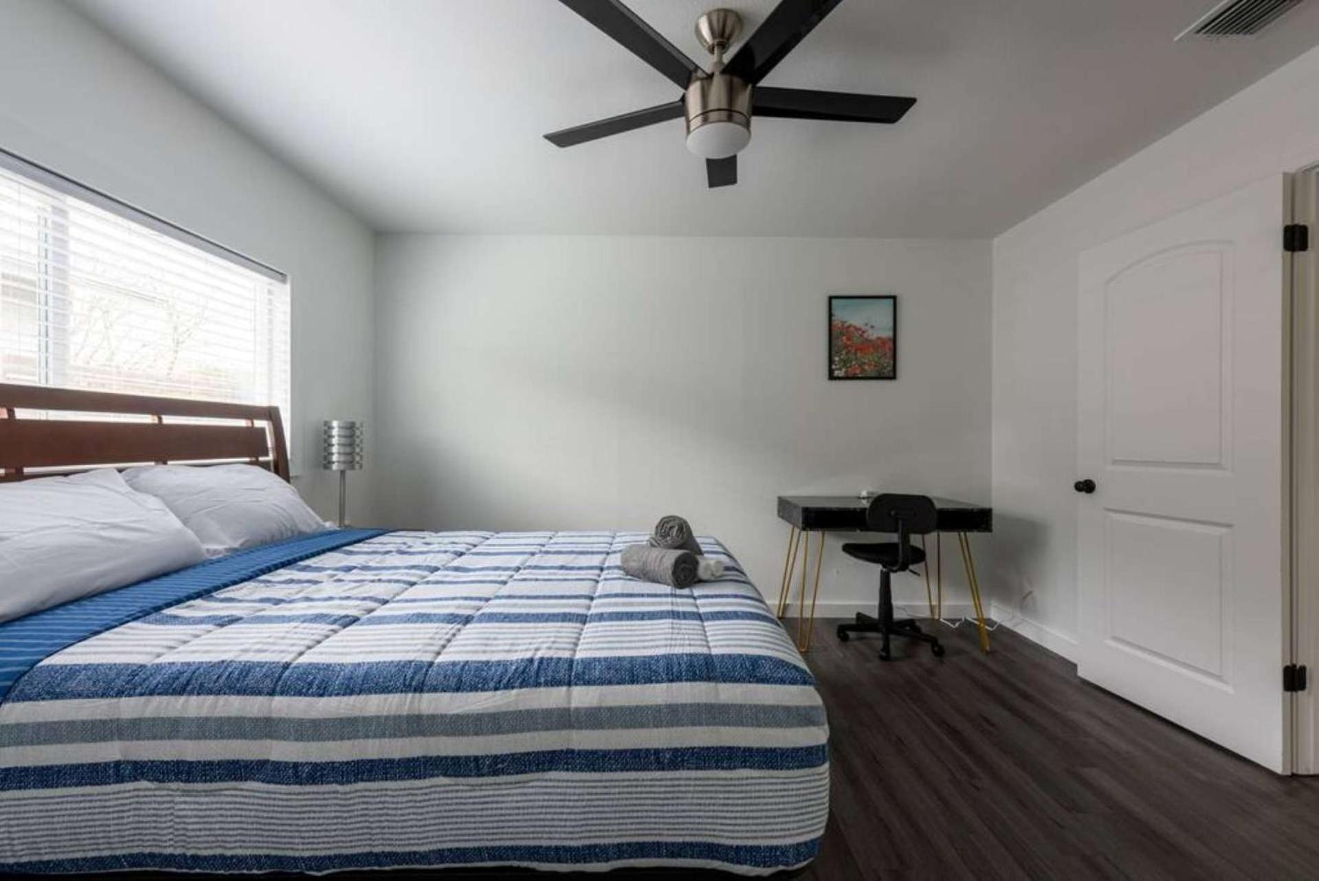 Prime Location 3br - Firepit & Private Yard Holiday home *