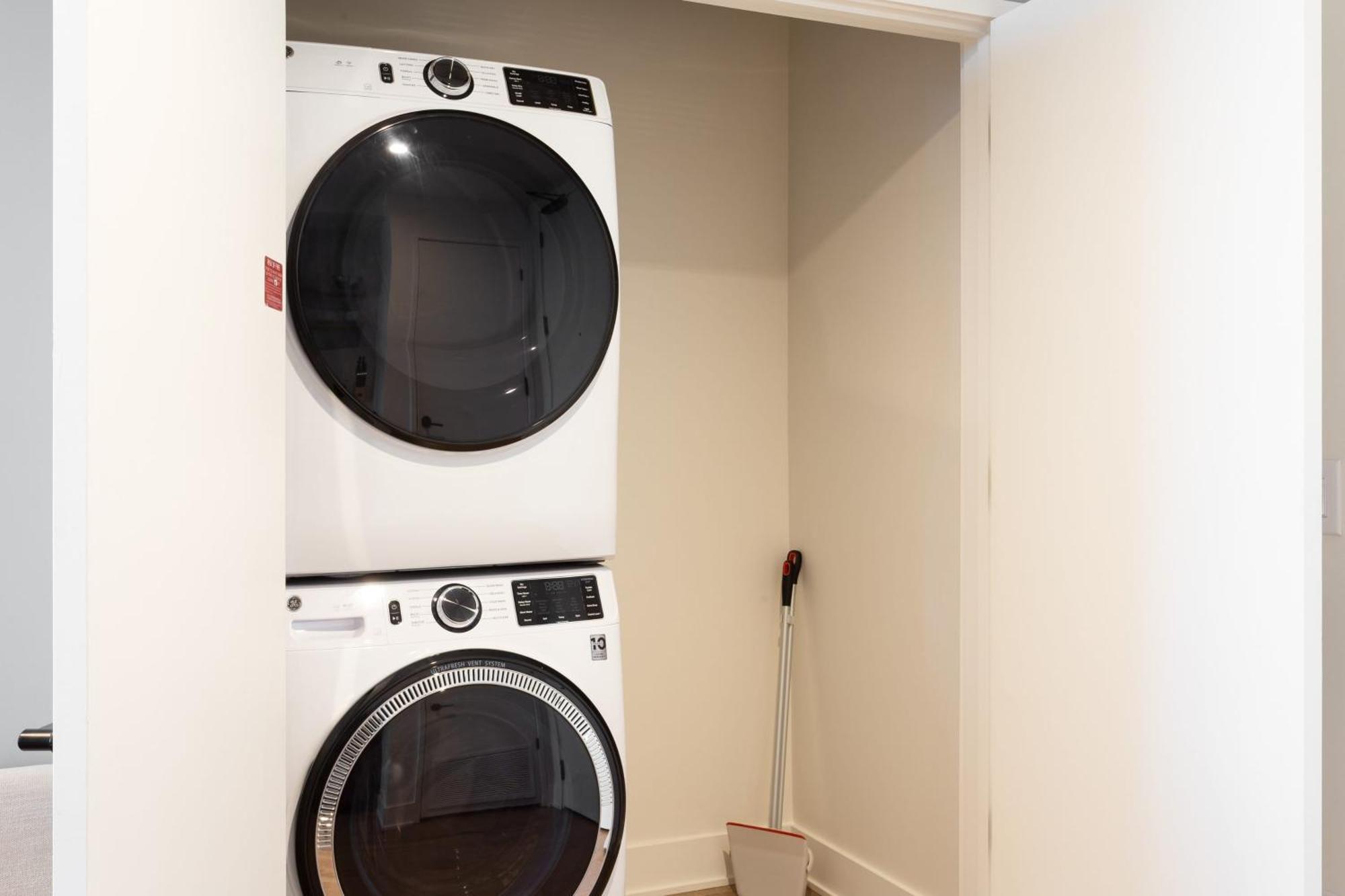 Sleeps 40 12 In New High Rise W Rooftop Pool Gym Yoga *