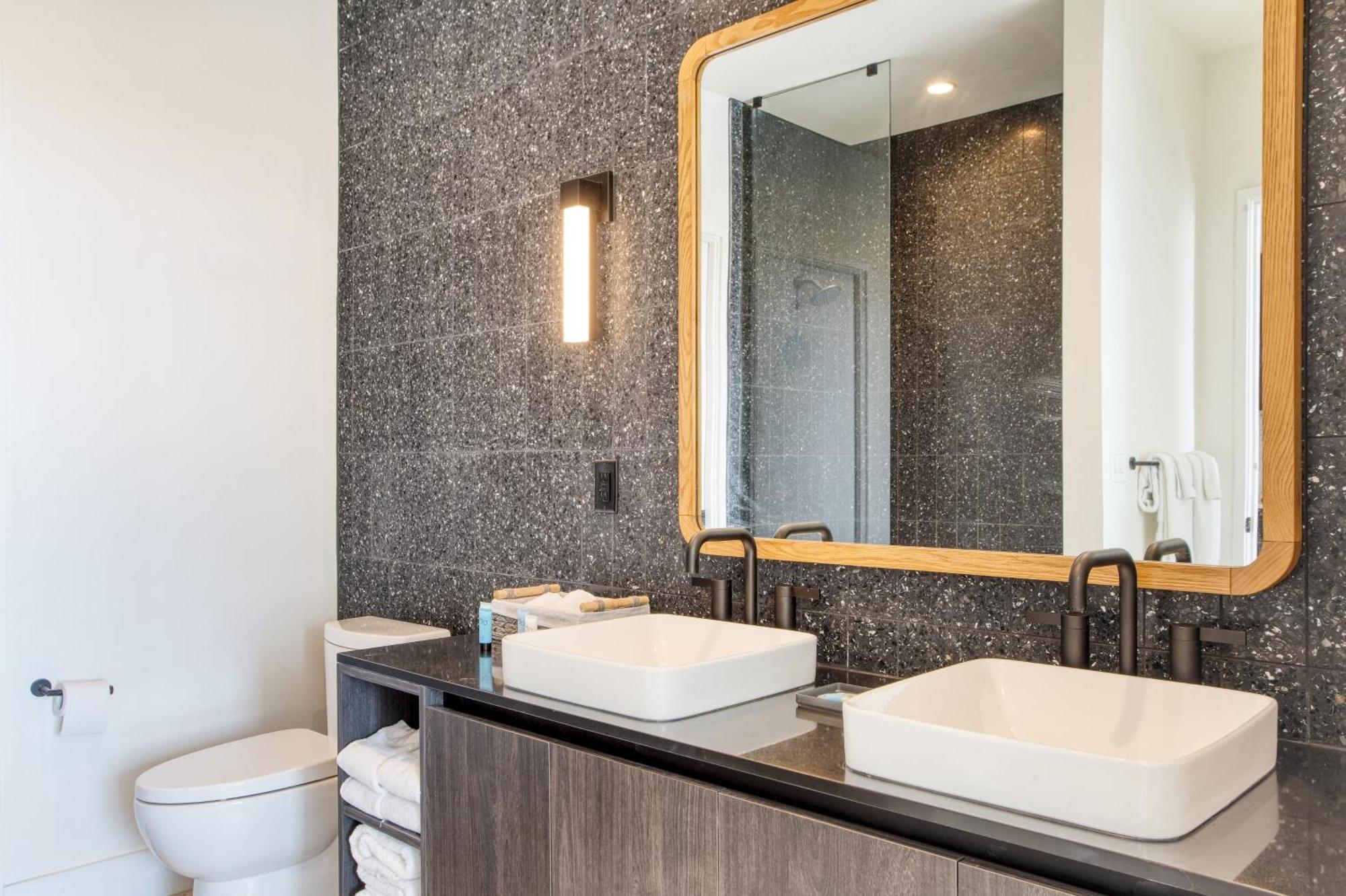 Sleeps 40 12 In New High Rise W Rooftop Pool Gym Yoga
