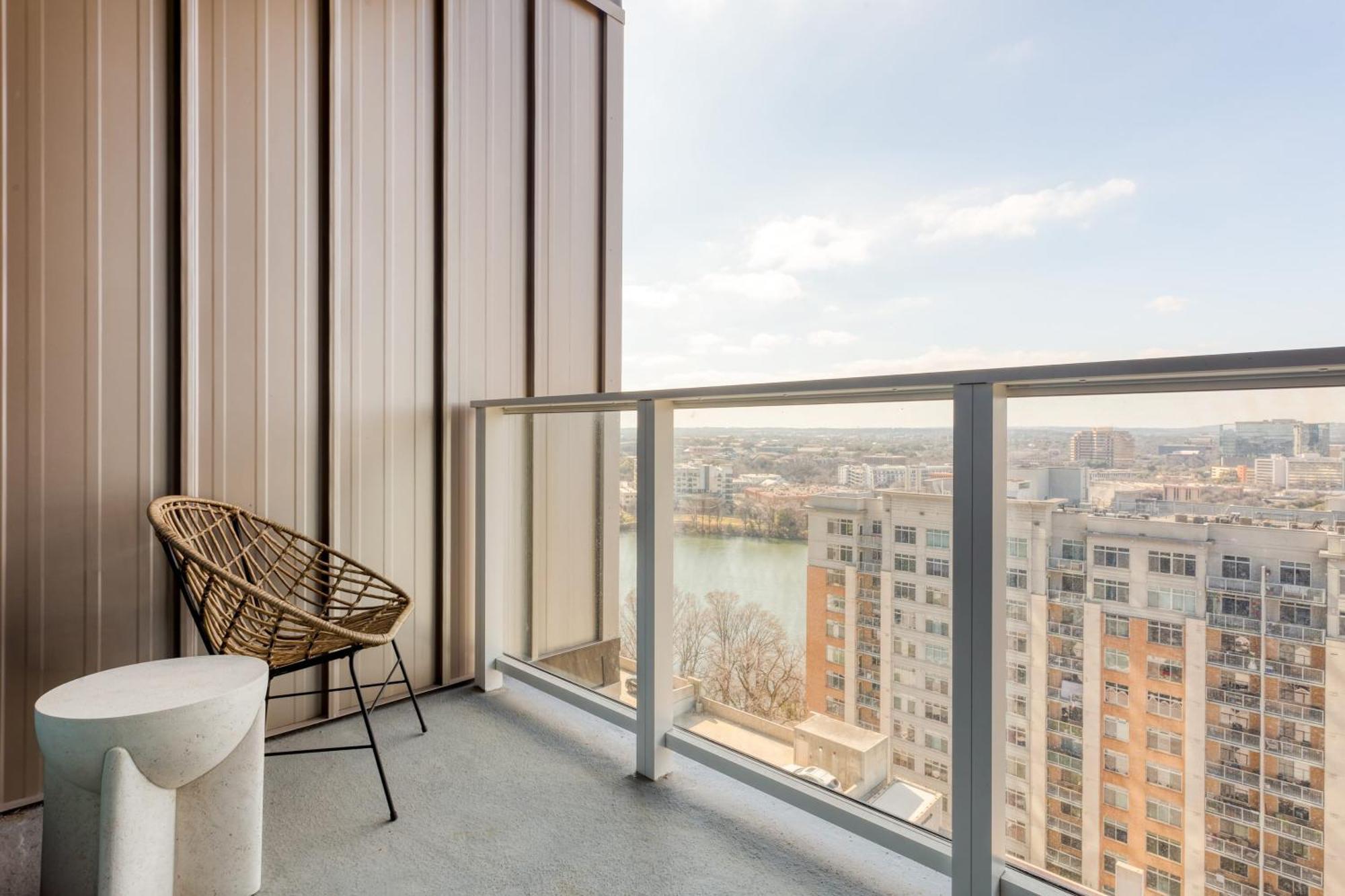 Sleeps 40 12 In New High Rise W Rooftop Pool Gym Yoga