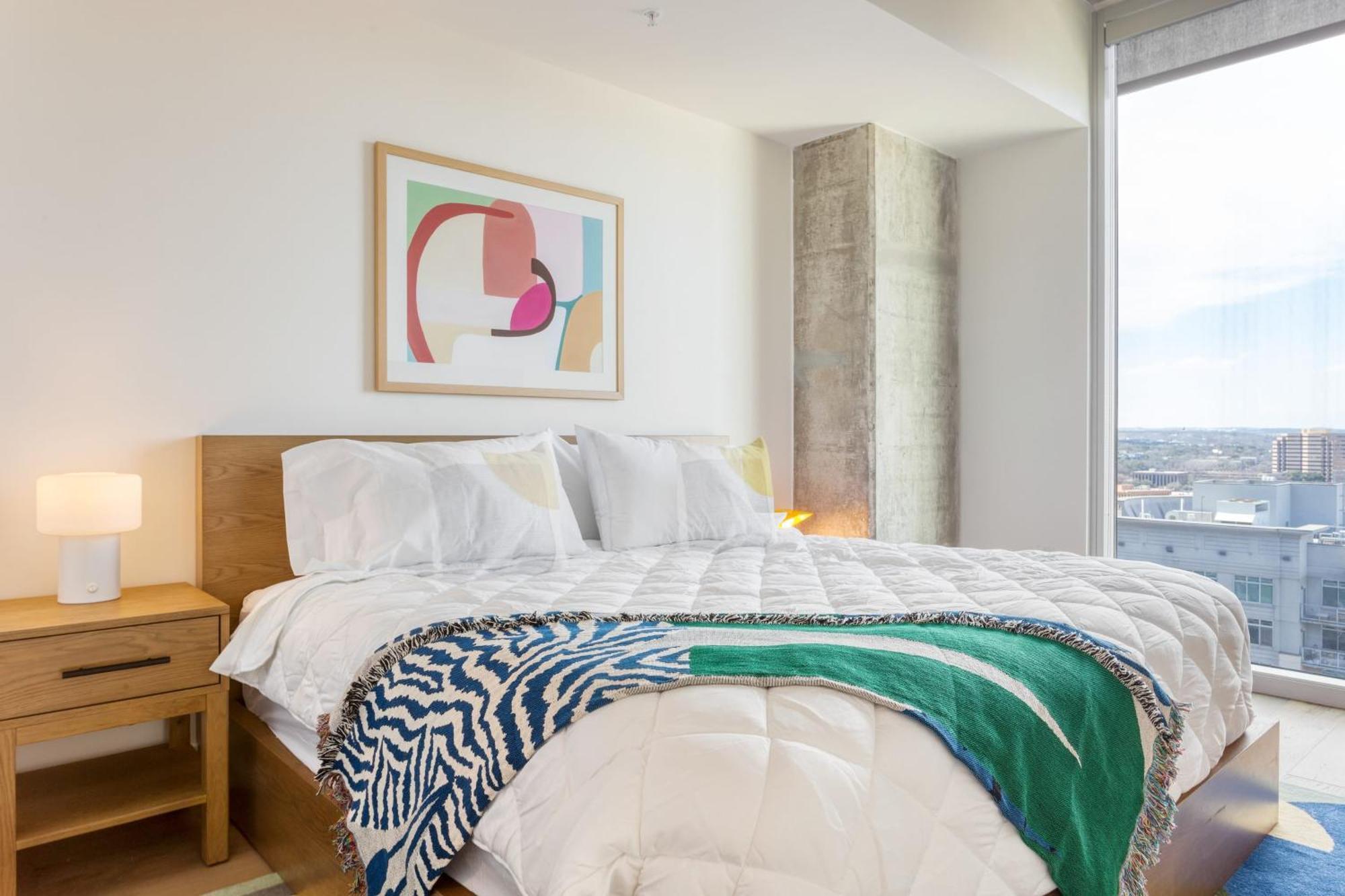 Sleeps 40 12 In New High Rise W Rooftop Pool Gym Yoga Holiday home Austin