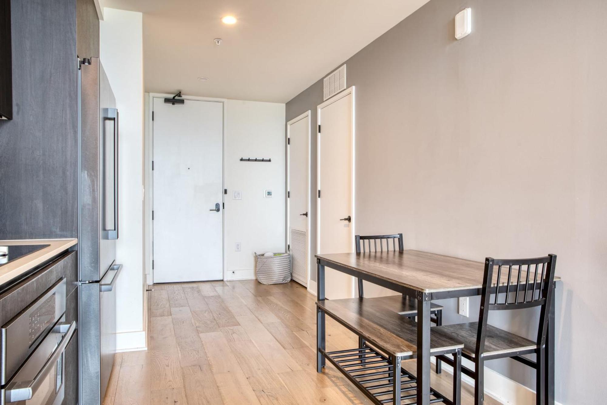 Sleeps 40 12 In New High Rise W Rooftop Pool Gym Yoga Holiday home Austin