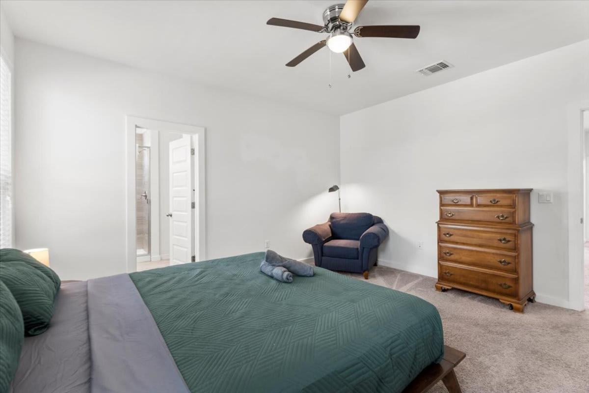 Stunning 3br In Desirable Location *