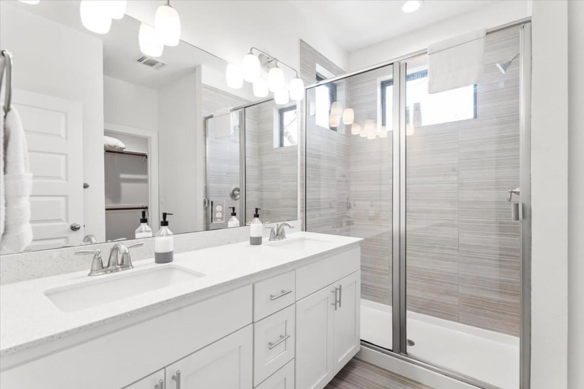 Stunning 3br In Desirable Location *