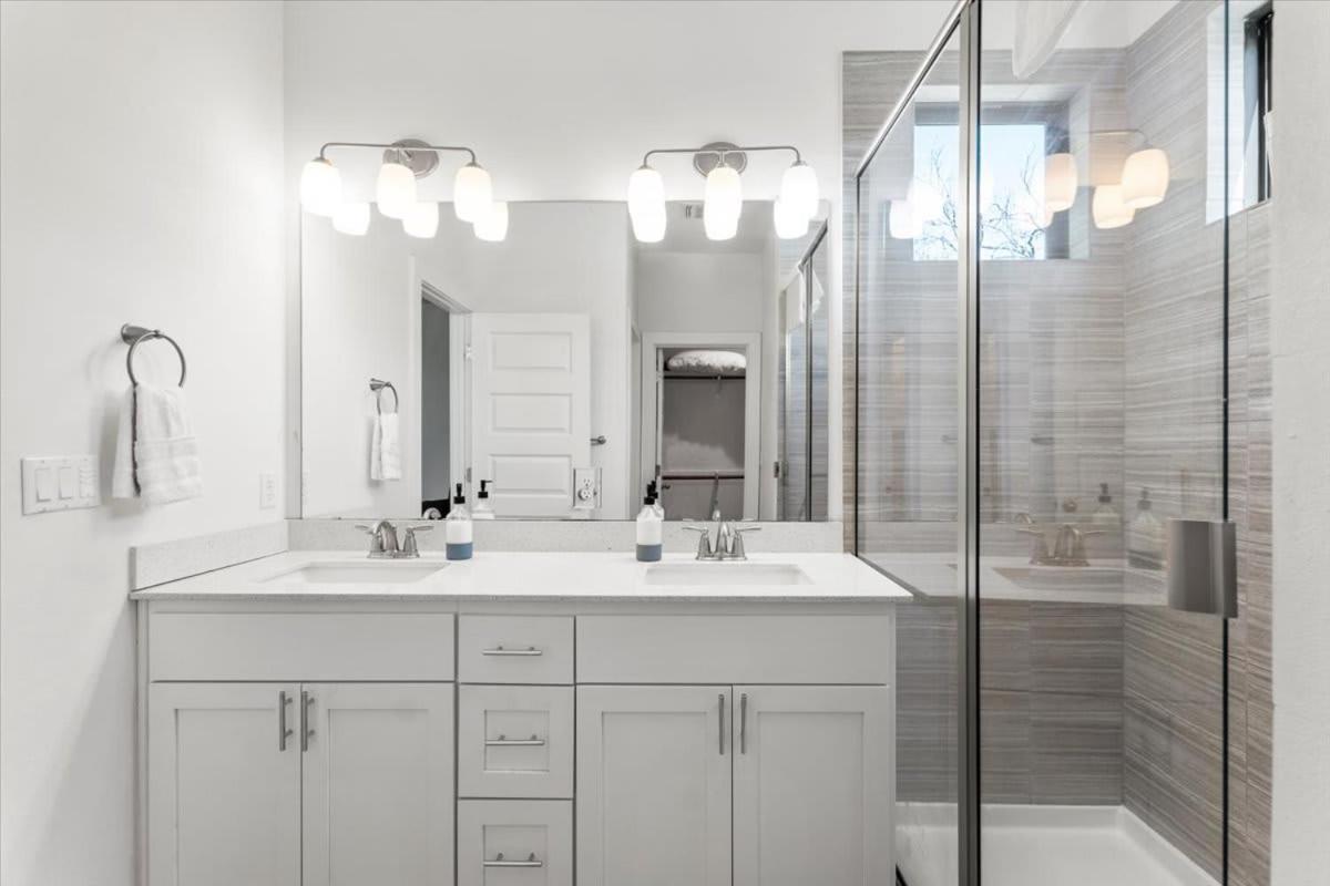 Stunning 3br In Desirable Location *