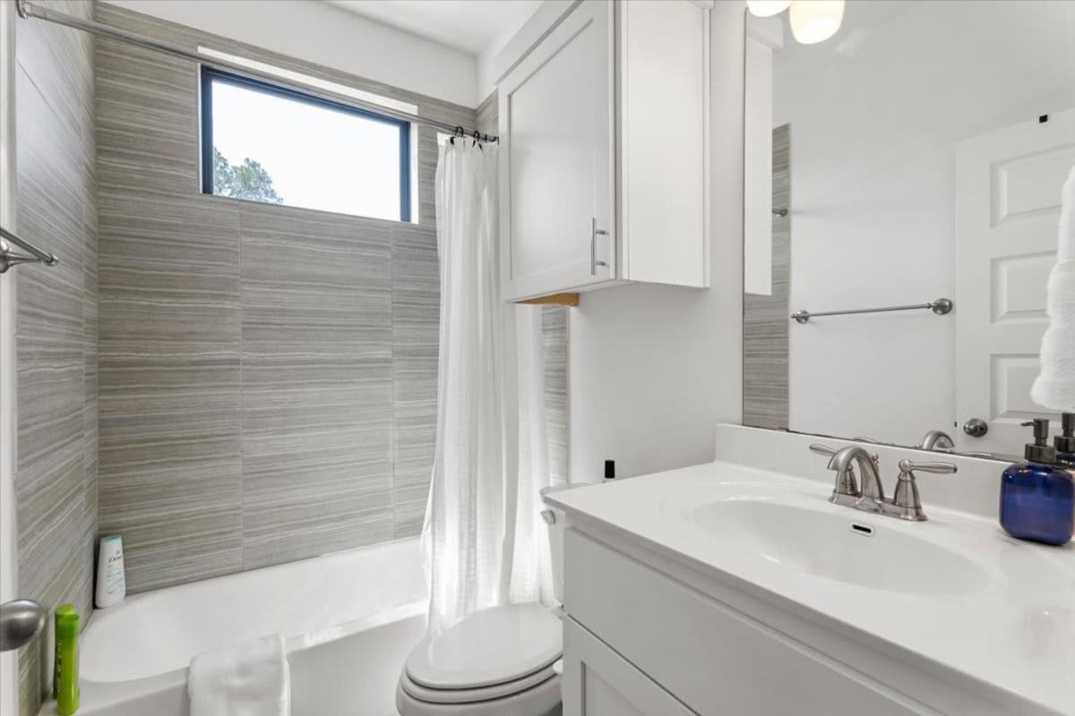 Stunning 3br In Desirable Location
