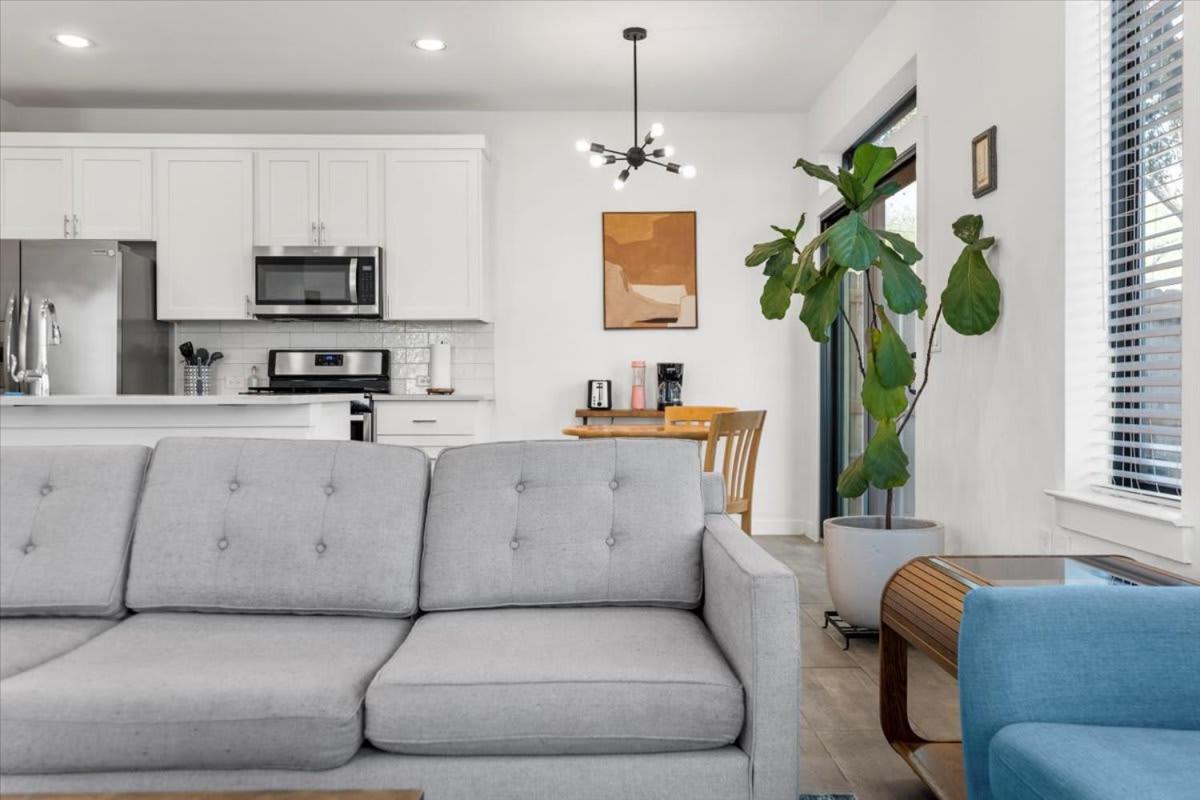 Stunning 3br In Desirable Location *