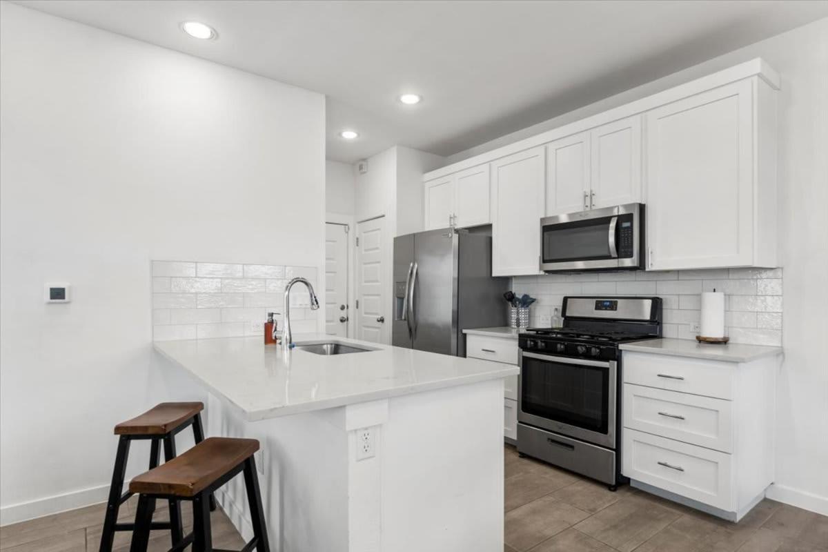 Stunning 3br In Desirable Location *