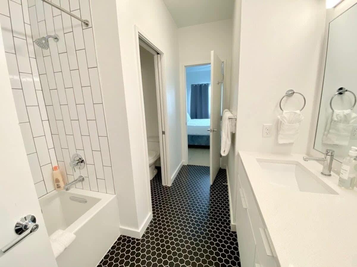 Apartment Downtown Luxury Condo: Urban Retreat With On-site Dining *