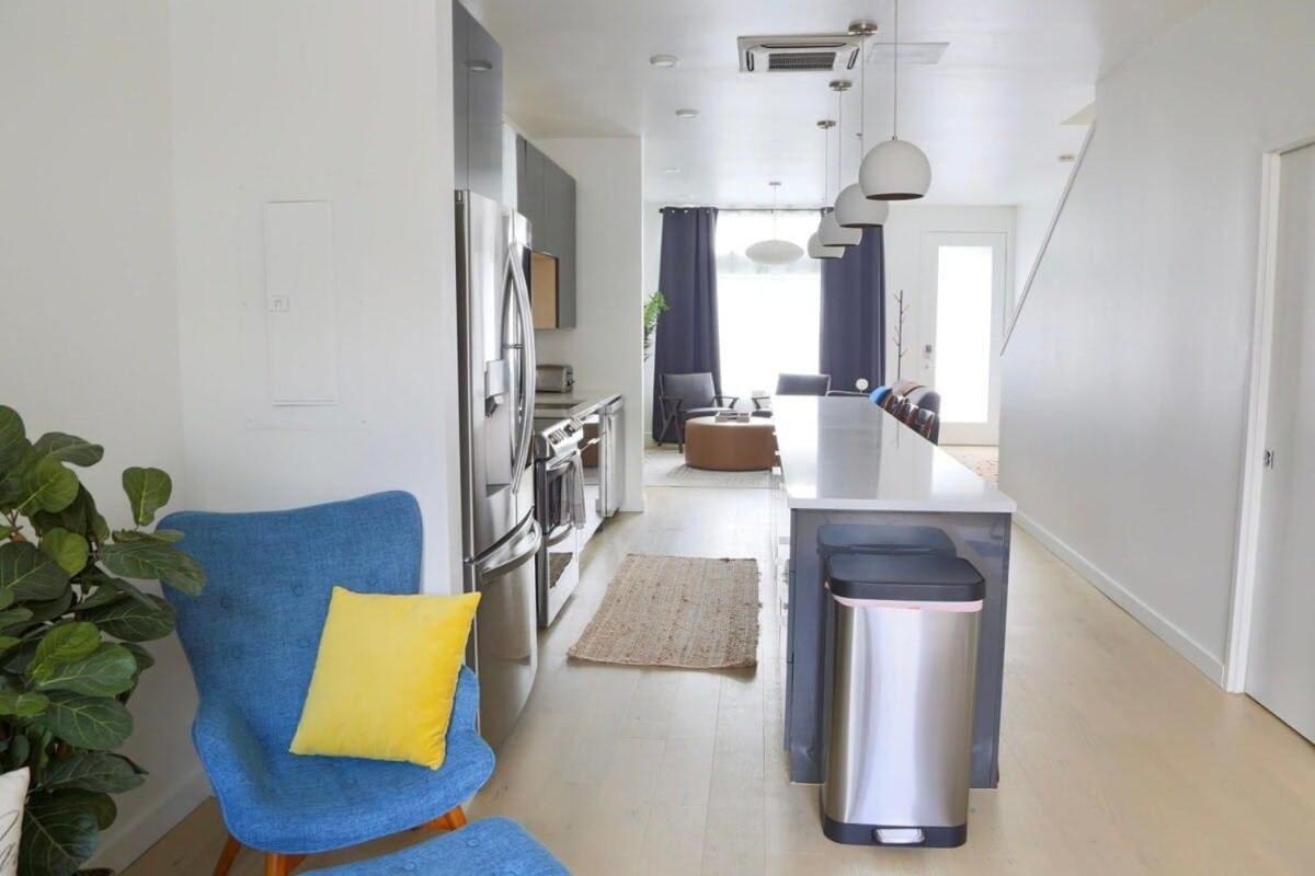 Apartment Downtown Luxury Condo: Urban Retreat With On-site Dining *
