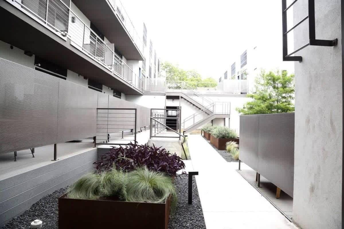 Downtown Luxury Condo: Urban Retreat With On-site Dining * Austin