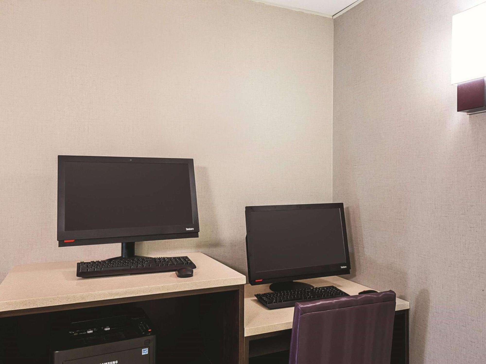 Hotel La Quinta By Wyndham Airport 3*