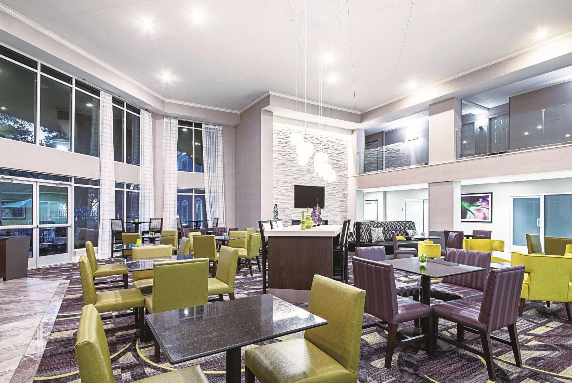 La Quinta By Wyndham Airport Hotel