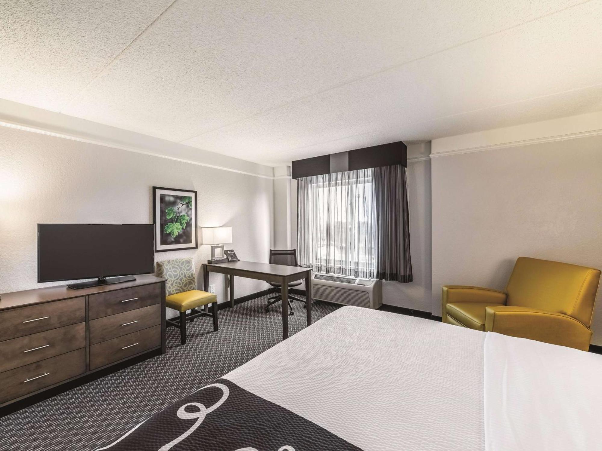 La Quinta By Wyndham Airport Hotel