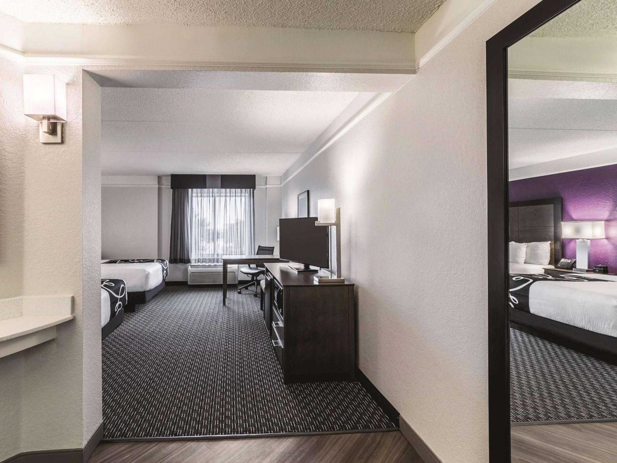 La Quinta By Wyndham Airport Hotel
