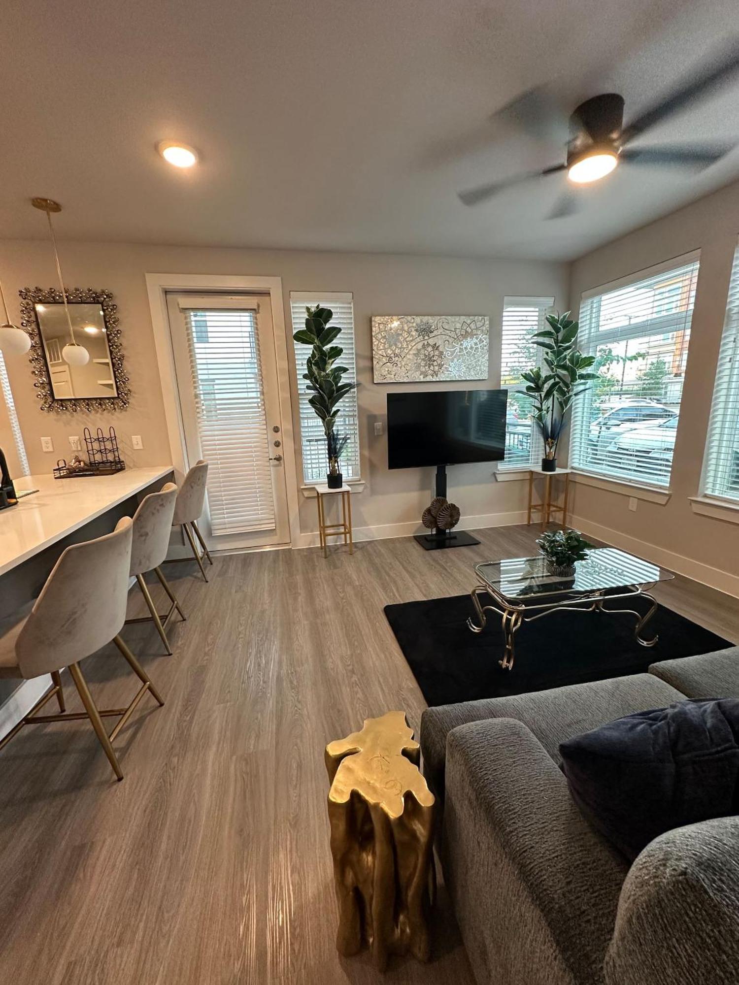 Goldy | Big Group Stay, Game Room, Coworking, Pool