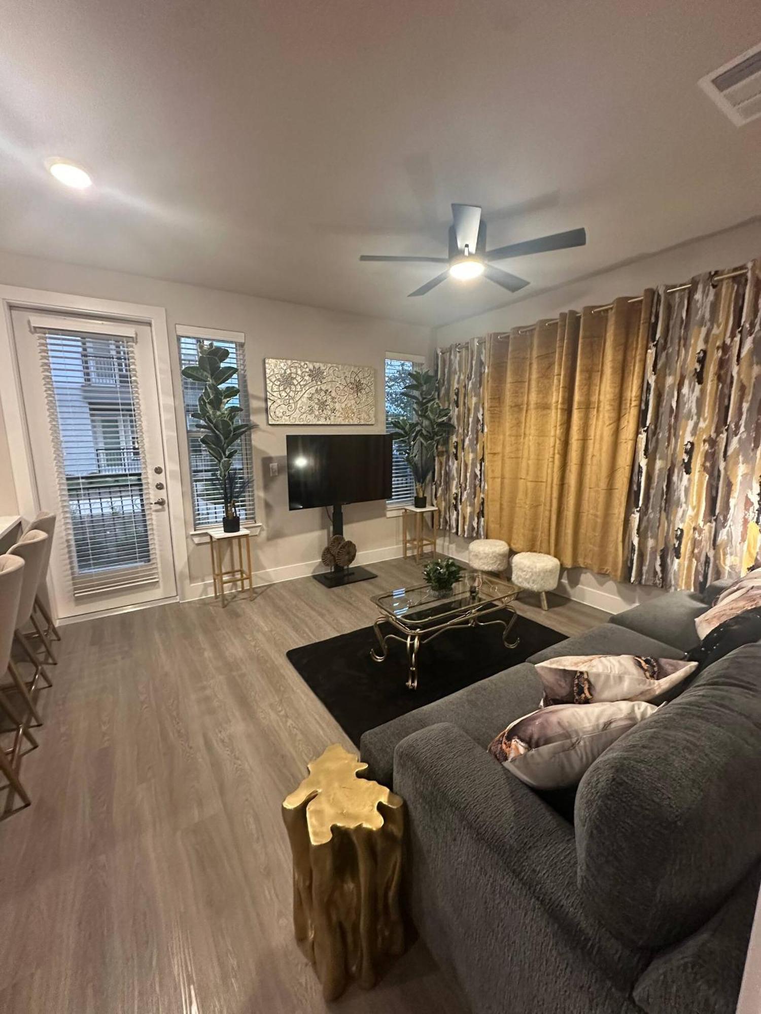 Goldy | Big Group Stay, Game Room, Coworking, Pool * Austin