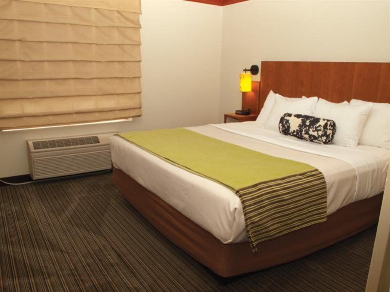 Hotel La Quinta By Wyndham Airport 3*