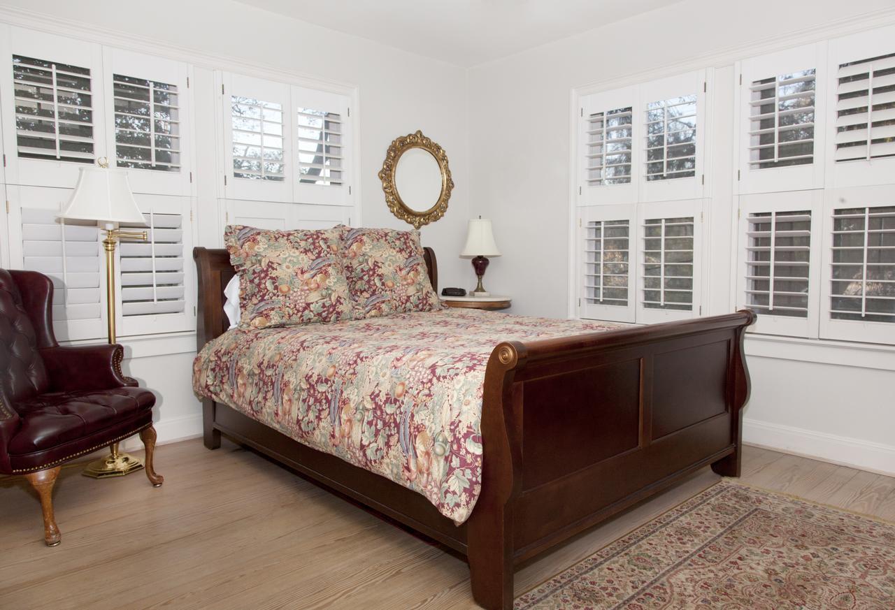 Adams House Bed & Breakfast 4*