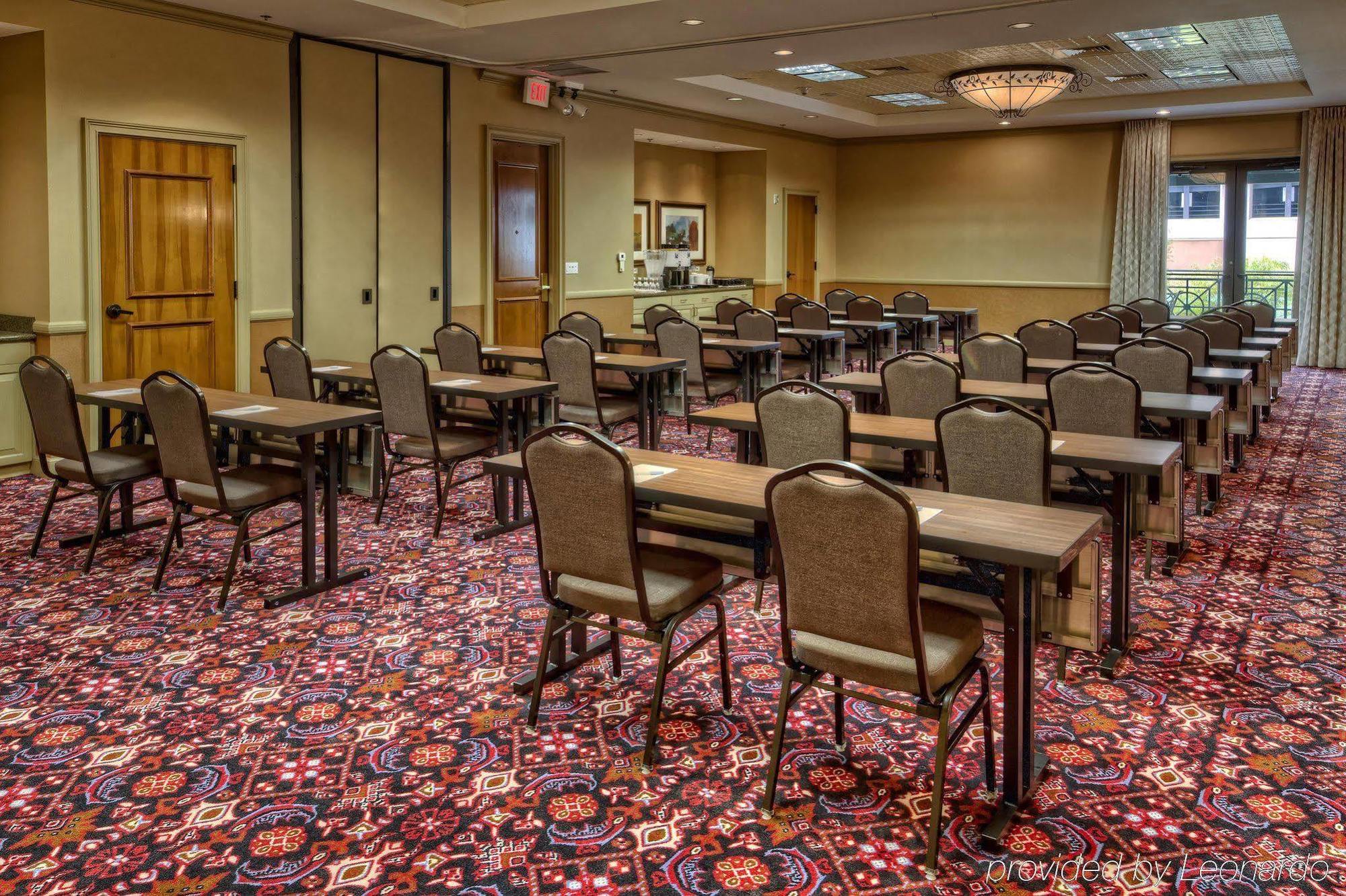 Hampton & Austin-downtown/convention Center 3*