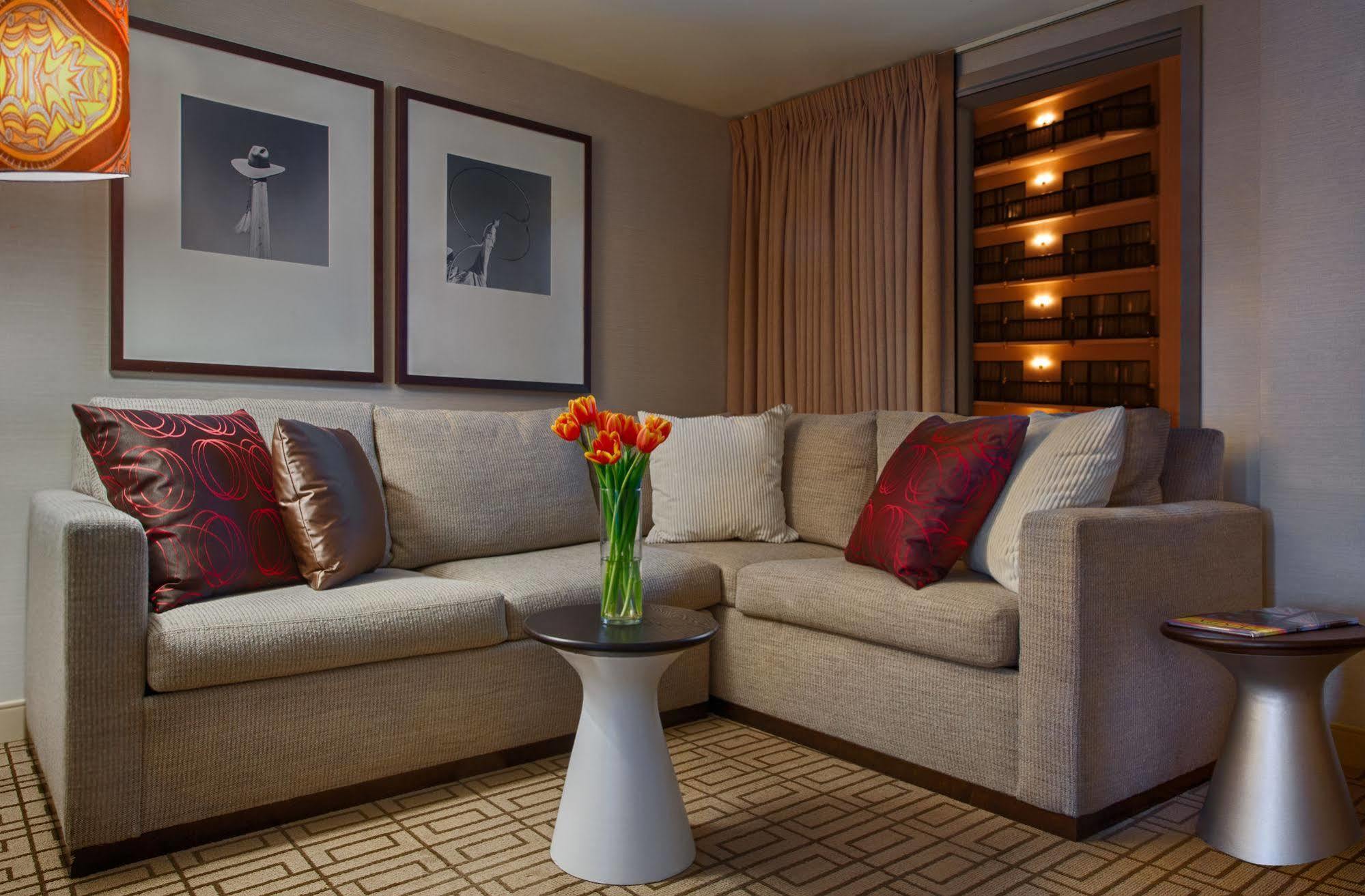 Renaissance Hotel 4*