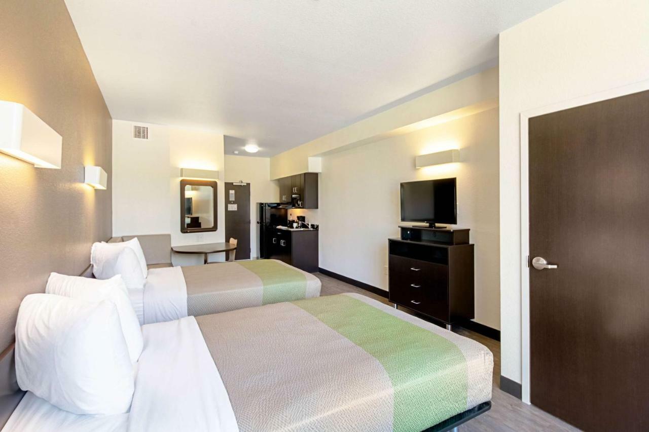 6 Airport Hotel