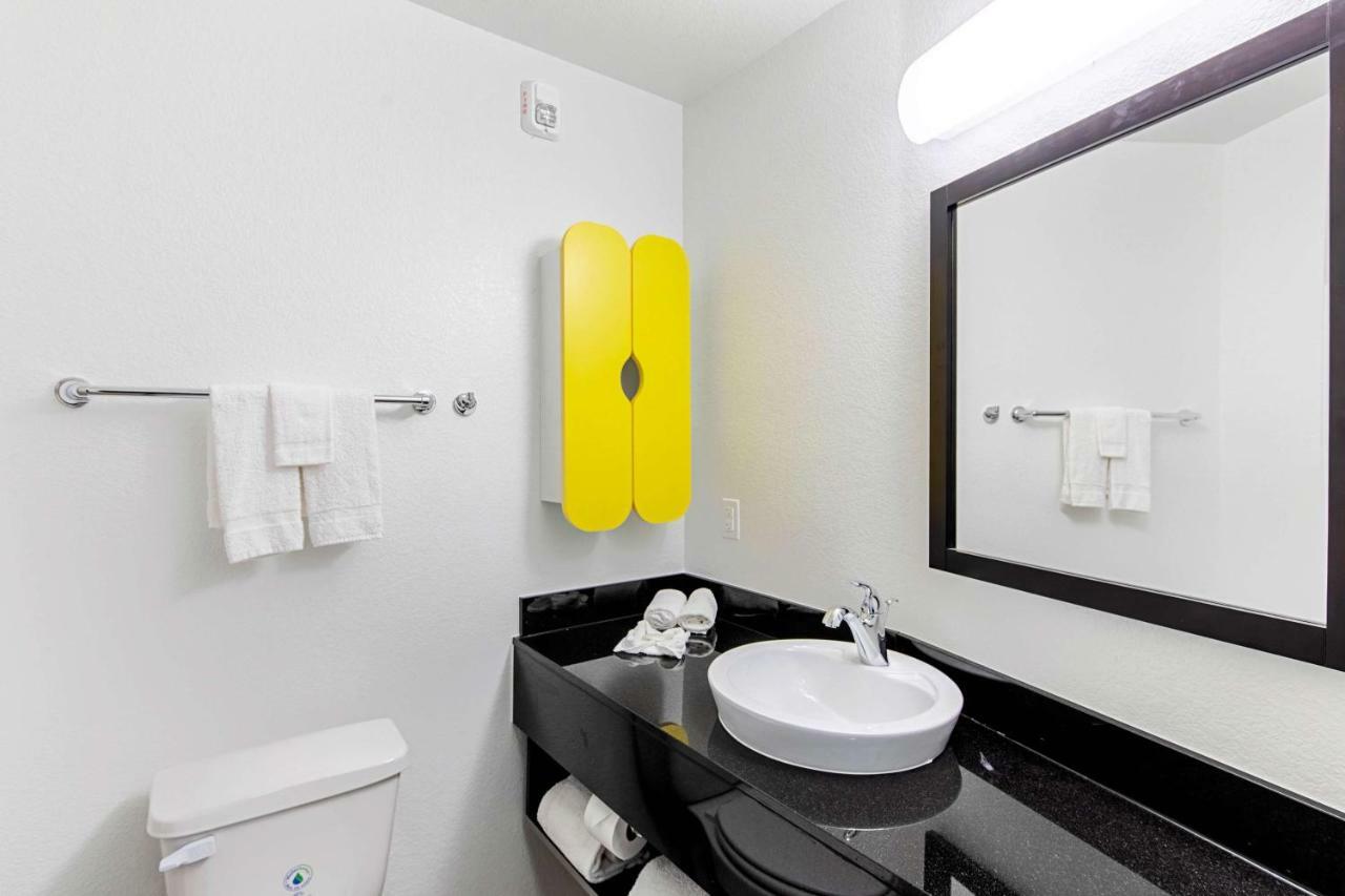 Hotel 6 Airport 2*