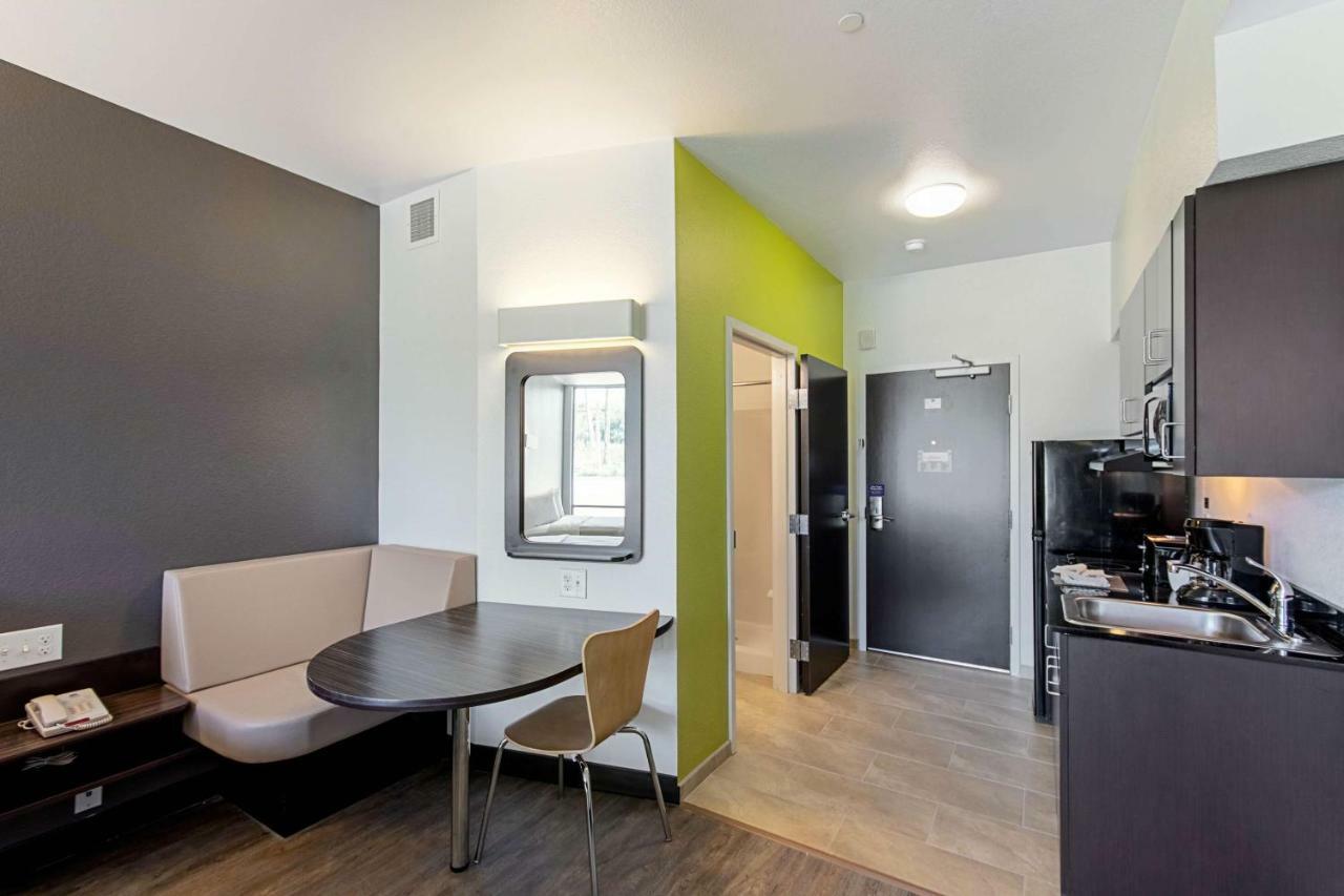 6 Airport Hotel 2*