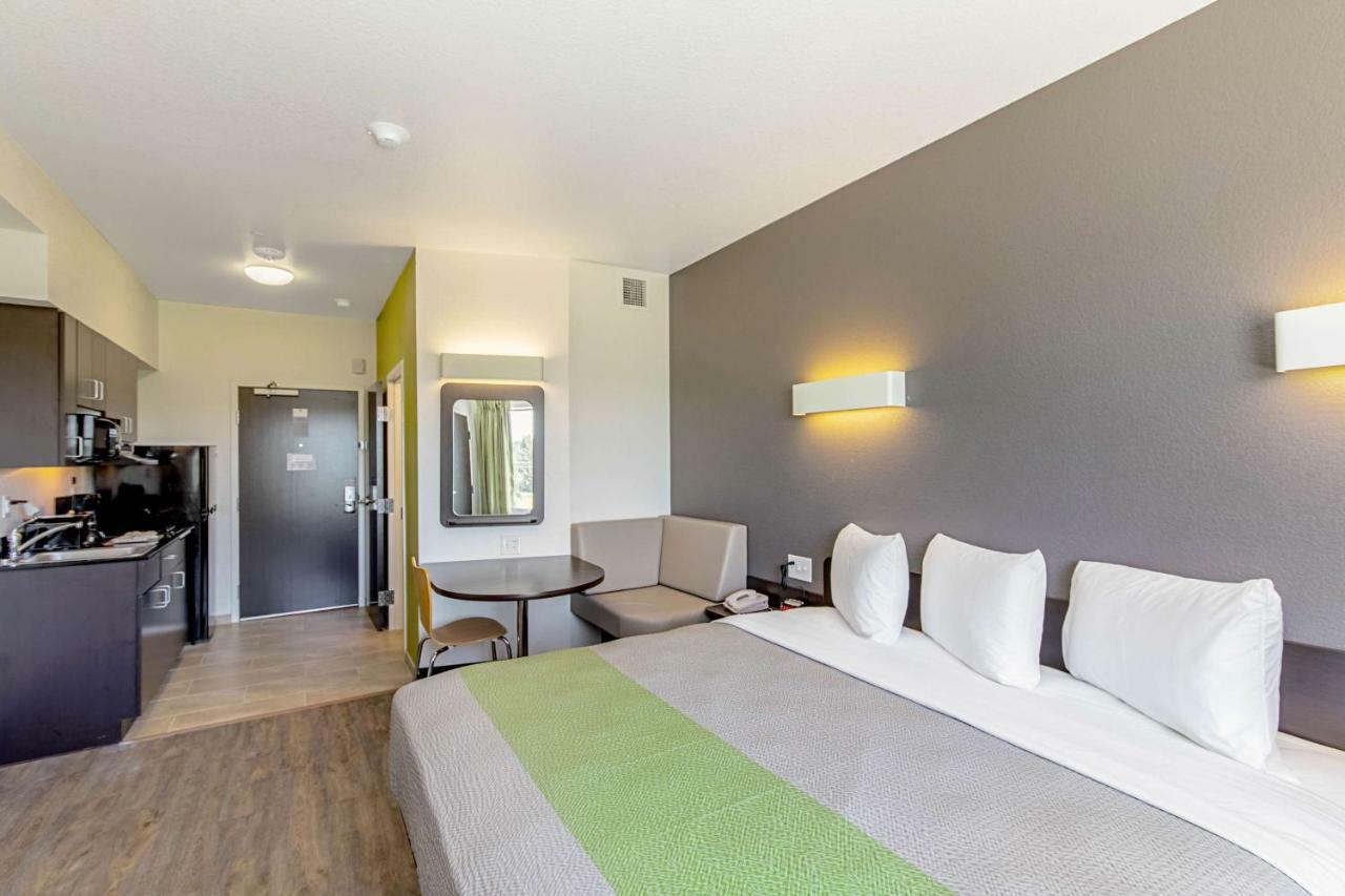 Hotel 6 Airport 2*