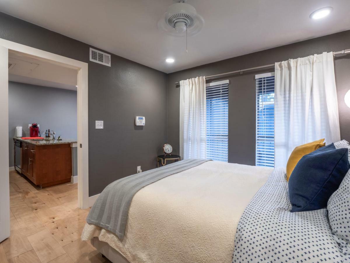 Apartment Verandas At Uptown *