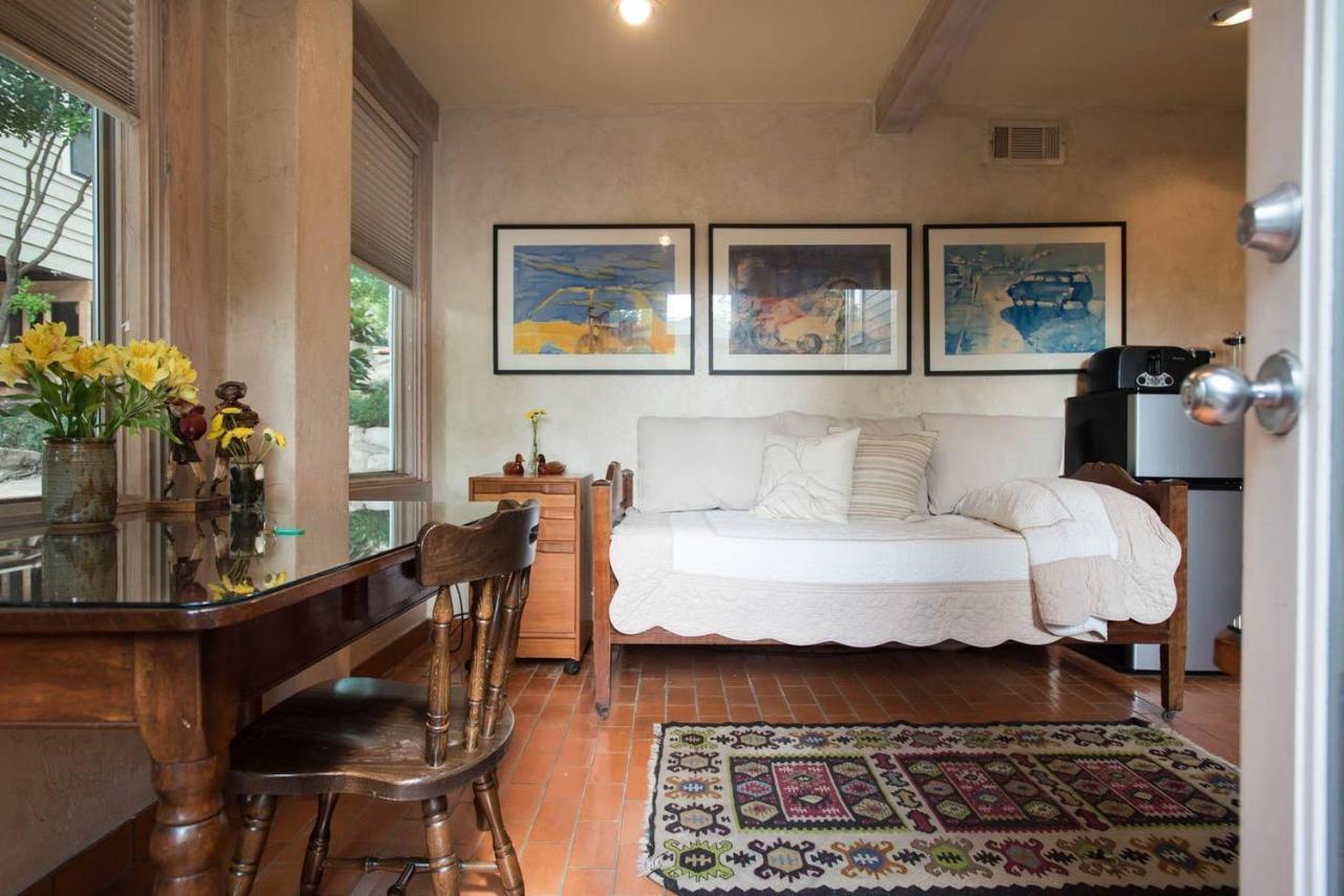 Tiny Tasteful 1 - Downtown Apartment Austin