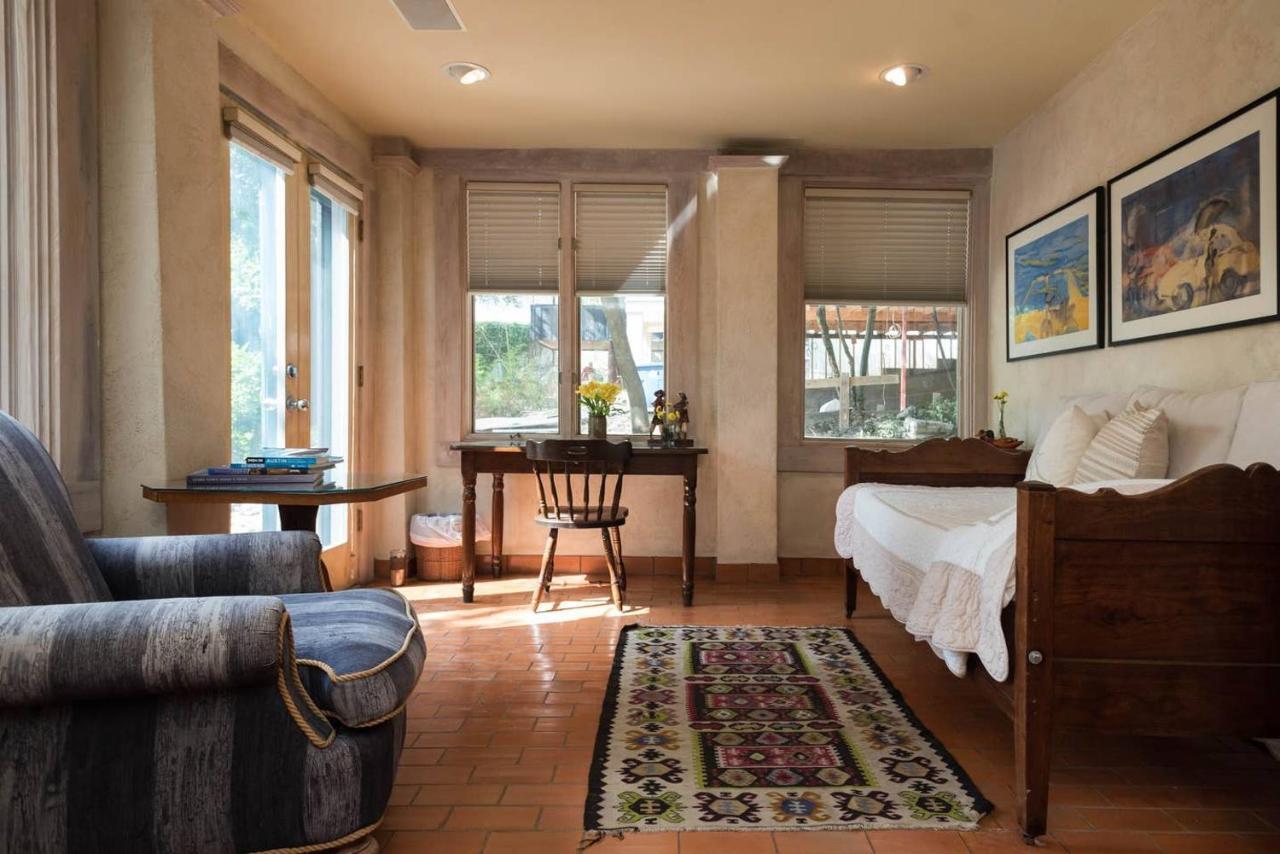 Tiny Tasteful 1 - Downtown Apartment